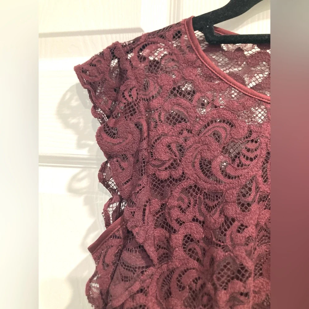 NWOT White House Black Market Flutter Sleeve Lace Shell Top Burgundy Wine Size 4 - Picture 4 of 10